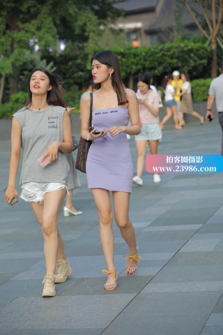 秀气的紫色抹胸短裙凉高街拍美女
