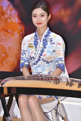 多才多艺文静海航空姐抚琴有亮点【原图➕视频】