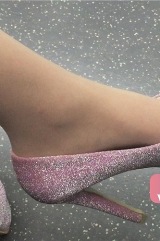 地铁上低头玩手机的女孩，一双高跟很抢眼（视频版）