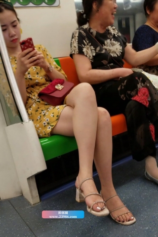 4K - 好甜美的小姐姐依靠在车厢里玩手机 [816 MB/MP4]（视频版）