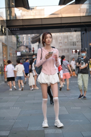 搭讪长筒袜苗条美眉