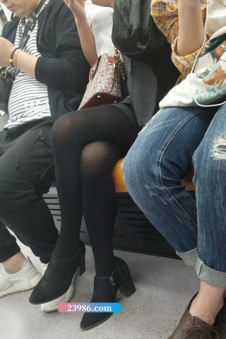 4K - 地铁上美丽的黑丝美姐 [696 MB/MP4]（视频版）