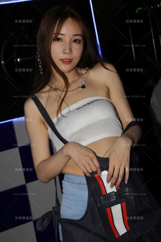 白色抹胸深色牛仔服