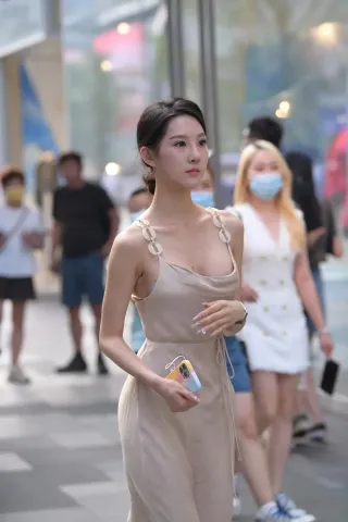 查看完整内容：魅力吊带裙美女（完整版） - 共4张图片