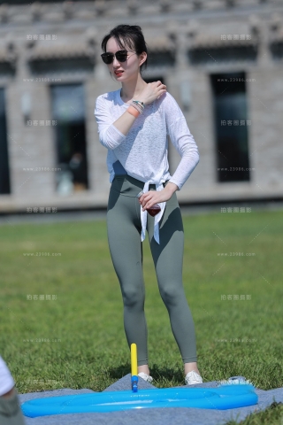 【小默赛帖】第1489篇★玩泡泡的紧身美女★