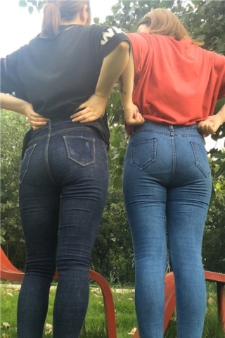 查看完整内容：两个丰臀紧身牛仔裤美眉公园摆拍 [1.31 GB]（视频版） - 共10张图片