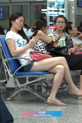 查看完整内容：街拍美腿mm精致的美脚丫 [2.16 GB/MP4] （视频版） - 共9张图片