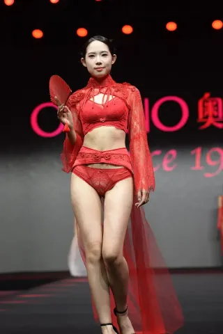 红色内衣模特（完整版）