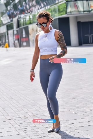 左手倒影赛帖：身材魔鬼性感小麦的美女