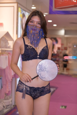 一模两套，性感迷人