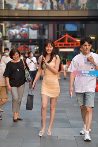 搭讪街拍抹胸裙气质美眉