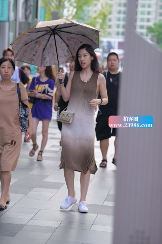 打着伞的长裙小姐姐