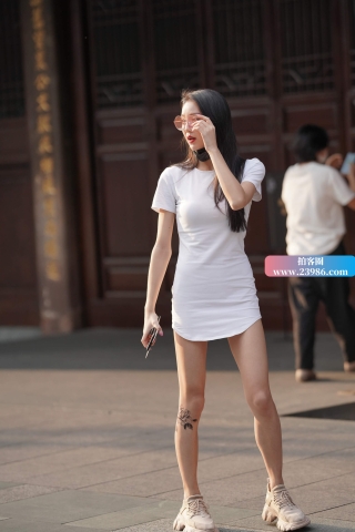 搭讪街拍白裙美女