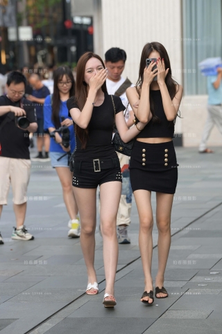 街拍俩美腿姐妹