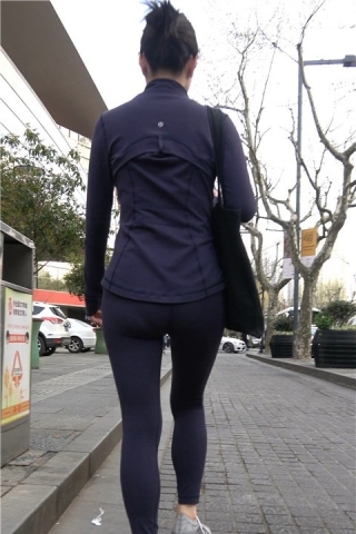 4K 深蓝色紧身瑜伽裤街拍气质美女 [1.69 GB]（视频版）