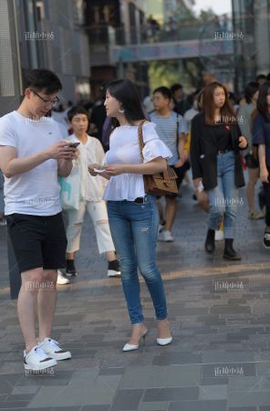 查看完整内容：紧身蓝牛美眉 - 共18张图片