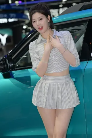 查看完整内容：短裙美腿女神（完整版） - 共5张图片