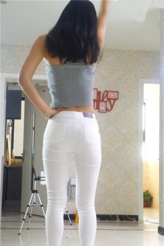 查看完整内容：炫舞世家小亦紧身白裤背面模拍（视频版） - 共6张图片