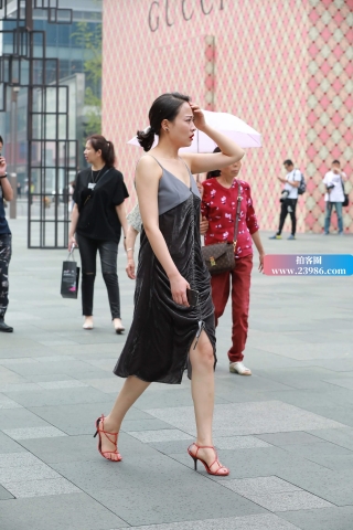 街拍红色凉高跟美女