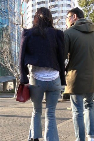 查看完整内容：4K 街拍宽臀牛仔喇叭裤熟女姐姐  [825 MB]（视频版） - 共8张图片