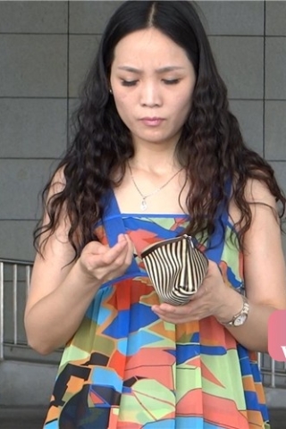 金色尖嘴高跟鞋少妇的玉足绝对纤细修长（视频版）