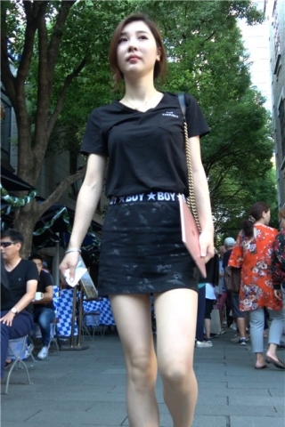 4k-天生丽质甜美黑色T恤短裙街拍美女 [1.10 GB]（视频版）