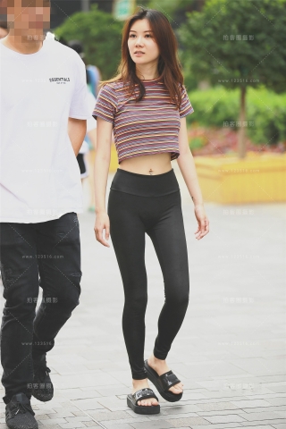 黑紧身裤学妹