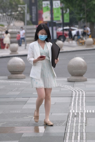 街拍超薄丝连衣裙美女