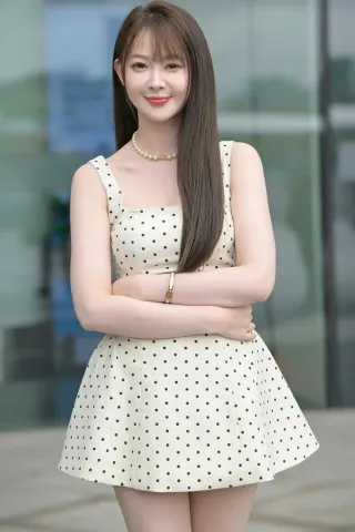 查看完整内容：白皙吊带裙美女（完整版） - 共5张图片