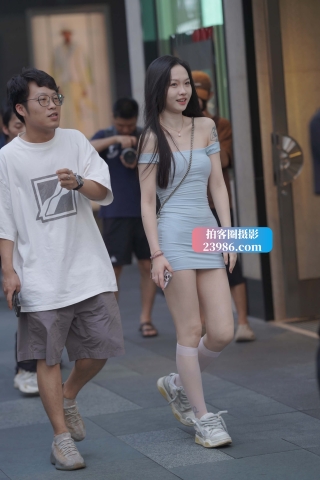 街拍紧身包臀裙小姐姐