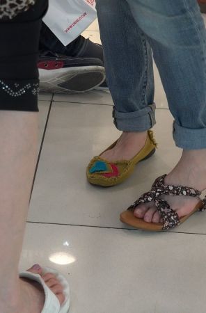 查看完整内容：4K - 家公家婆一起来买鞋的小媳妇 [1.47 GB/MP4] - 共7张图片