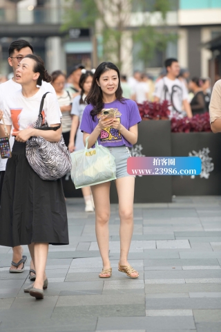 街拍邻家热裤，紫色T恤小妹