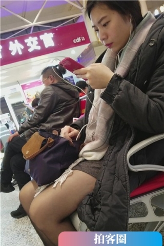 查看完整内容：4k-黑丝性感美腿成熟美少妇低头玩手机（视频版） - 共8张图片