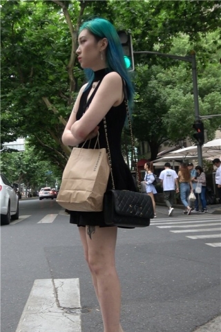 4K 银白高跟、短裙性感染发的街拍美女 [663 MB]（视频版）