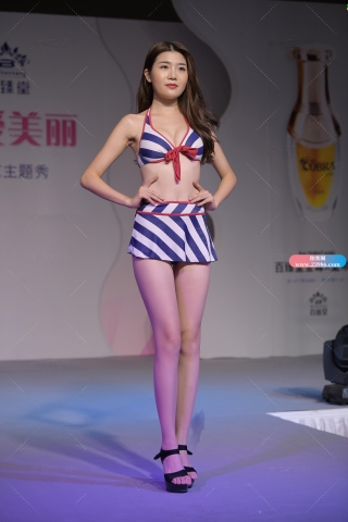 笔直的大长腿美女