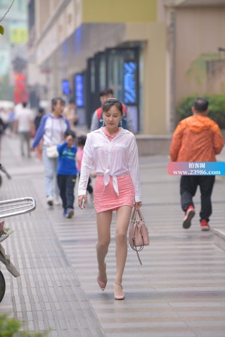 街拍极品粉色包臀裙肉丝高跟少f