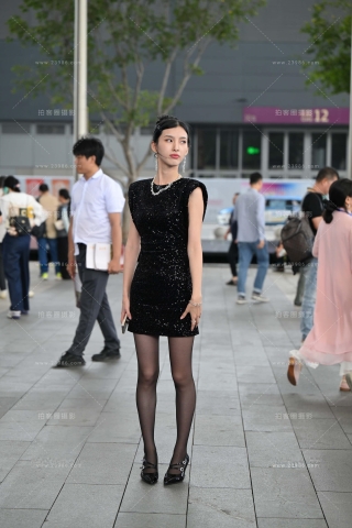 嘿丝短裙高跟美女