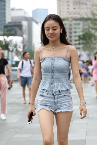 查看完整内容：小背心，热裤美眉 - 共16张图片