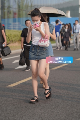 马尾辫牛仔裙小姐姐