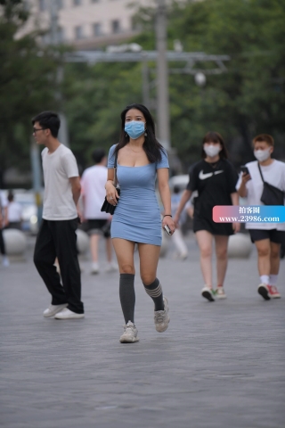 街拍蓝色包臀裙丰满女子