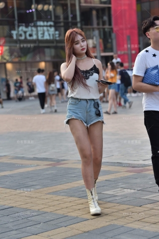 街拍吊带衫热裤半月臀靓女