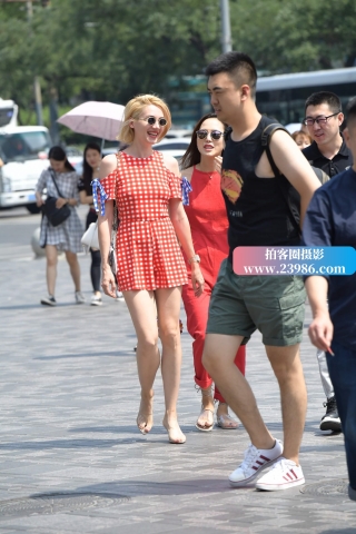 街拍格子裙黄发美女