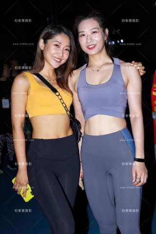 马尾辫紫色紧身运动装和她的闺蜜