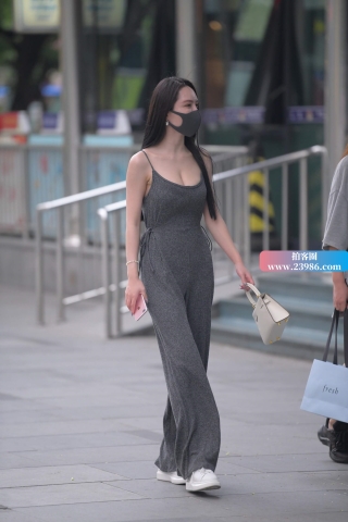 街拍灰色连体套装美女