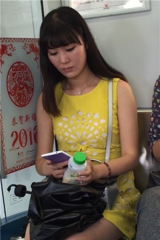 地铁上街拍忧郁的黄群美少妇（视频版）