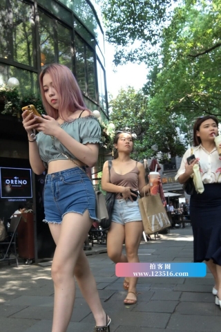 4K - 高颜值好身材街拍热裤吸烟女孩 [1.35 GB/MP4]（视频版）