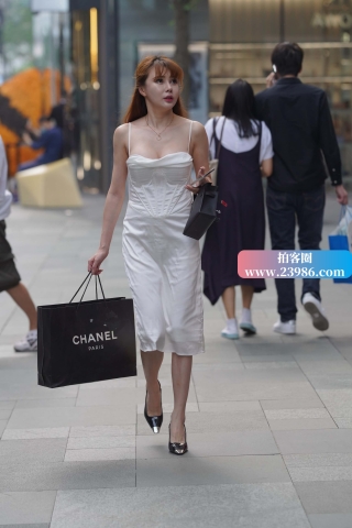 街拍吊带白裙高跟少f【原图➕视频】