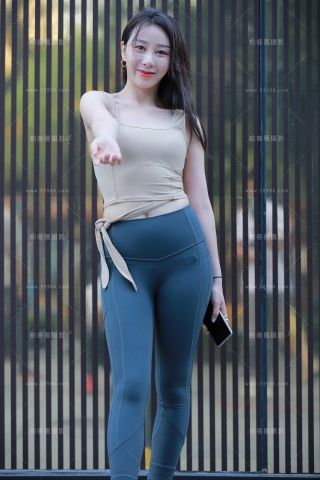 【玻璃街拍】性感瑜伽裤美女