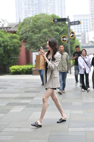 街拍骨感苗条小姐姐