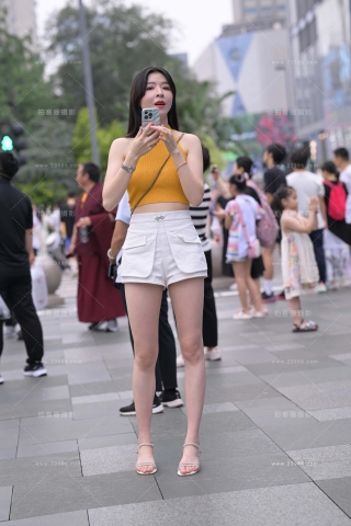 街拍大长腿白热裤美姐